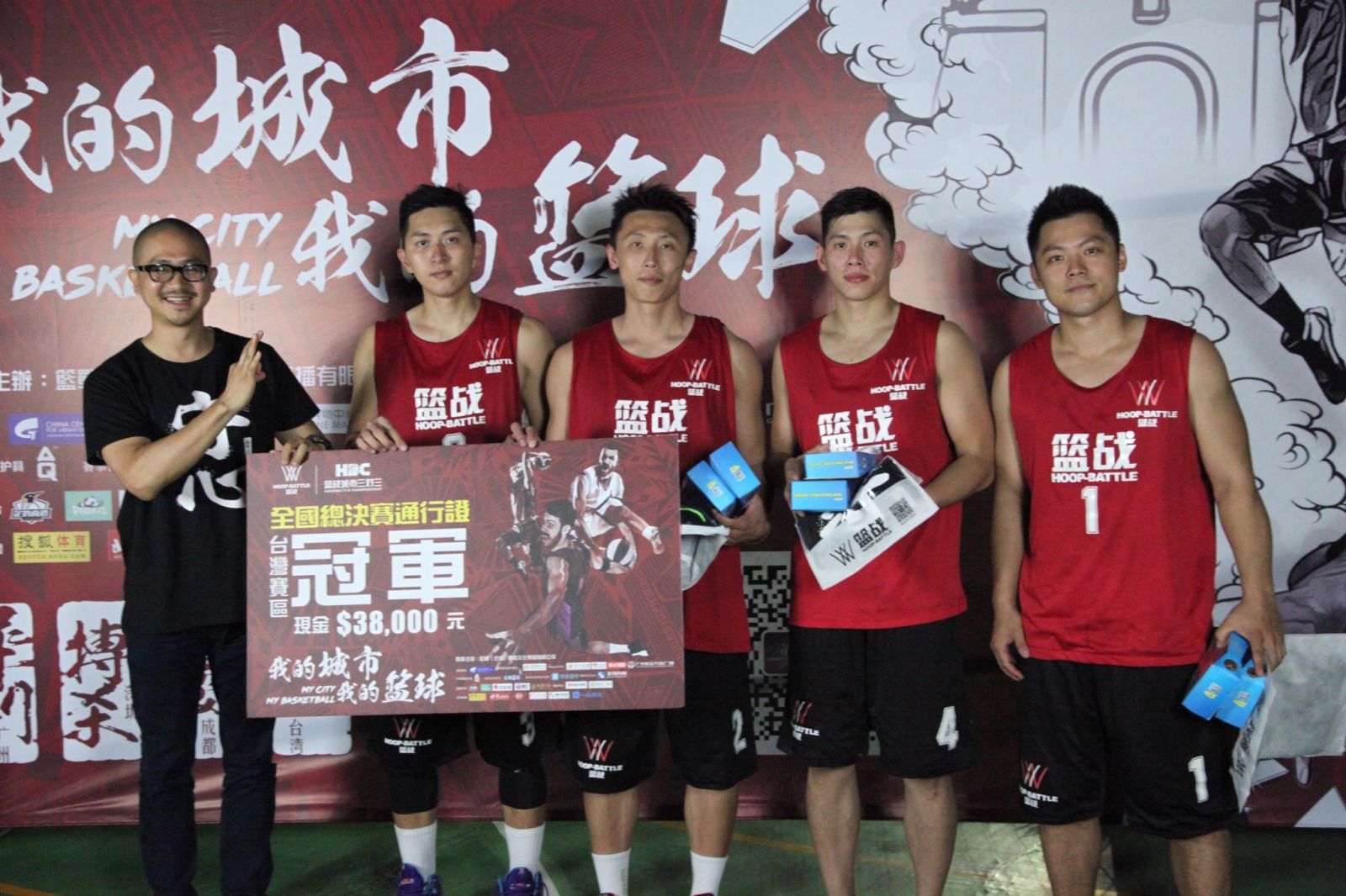 籃戰（北京）體育文化傳播有限公司總經理陳磊（左一）致贈冠軍隊伍小淘氣冠軍獎金與決賽門票。（圖 / 海碩整合行銷）