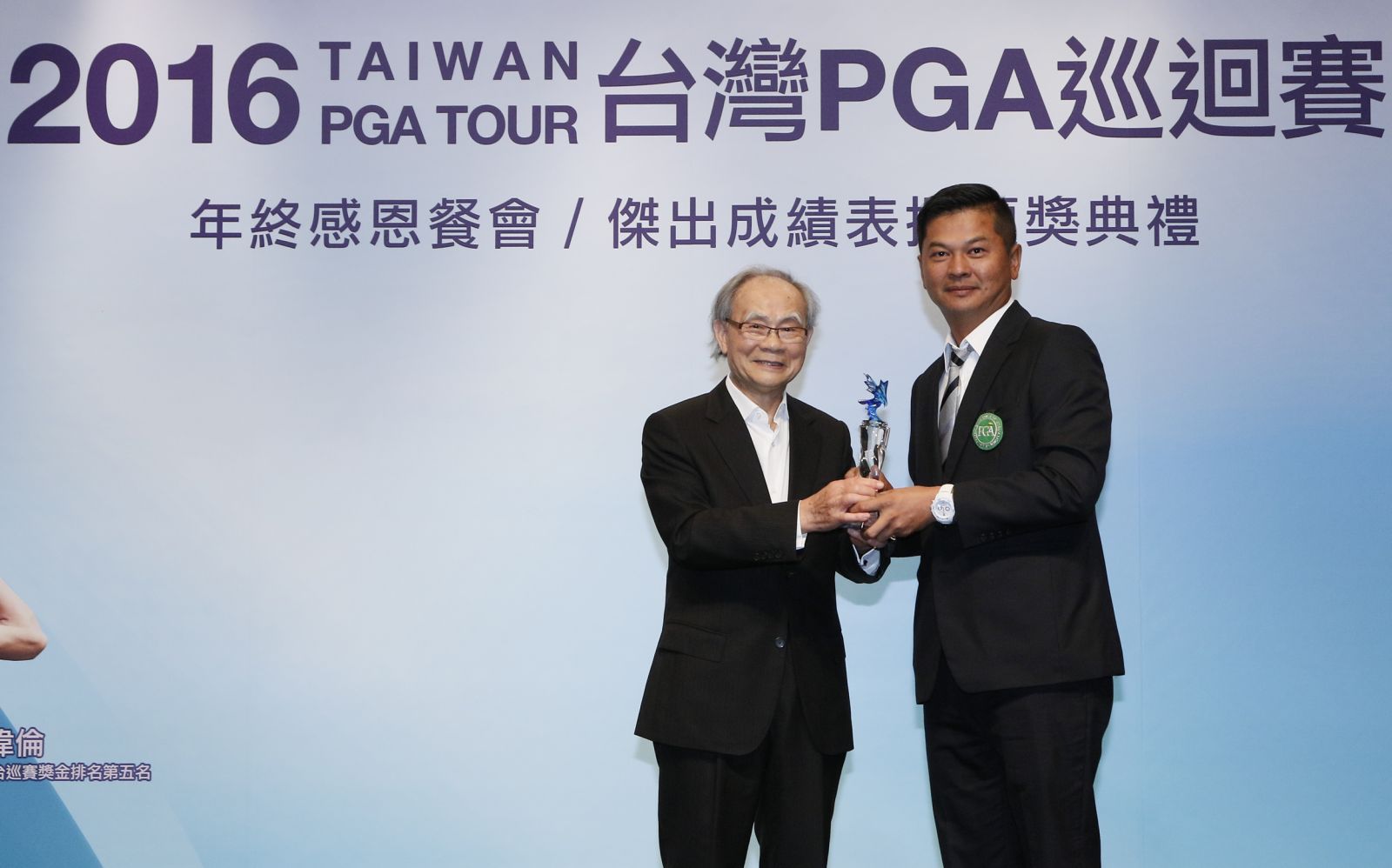 三花棉業董事長施純鎰(左)頒發老鷹獎獎盃給林文堂。