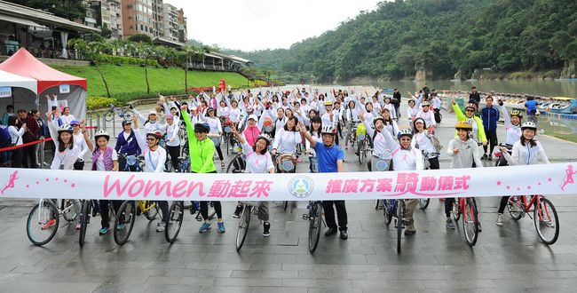上百位來自各行各業的女性朋友齊聚山明水秀的碧潭自行車道。(主辦單位提供)