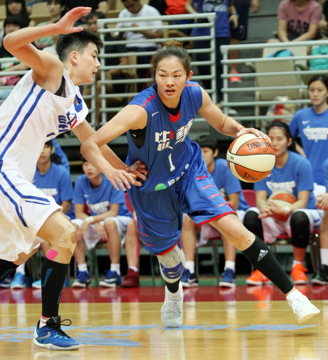 中華藍隊林紀妏(右）抓下全隊最高的7個籃板。（中華籃協提供）