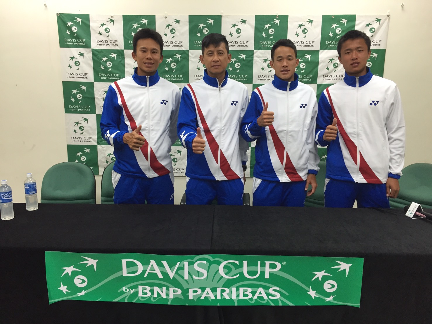 台裔莊吉生(右2)首度披上台灣戰袍。中華民國網球協會提供