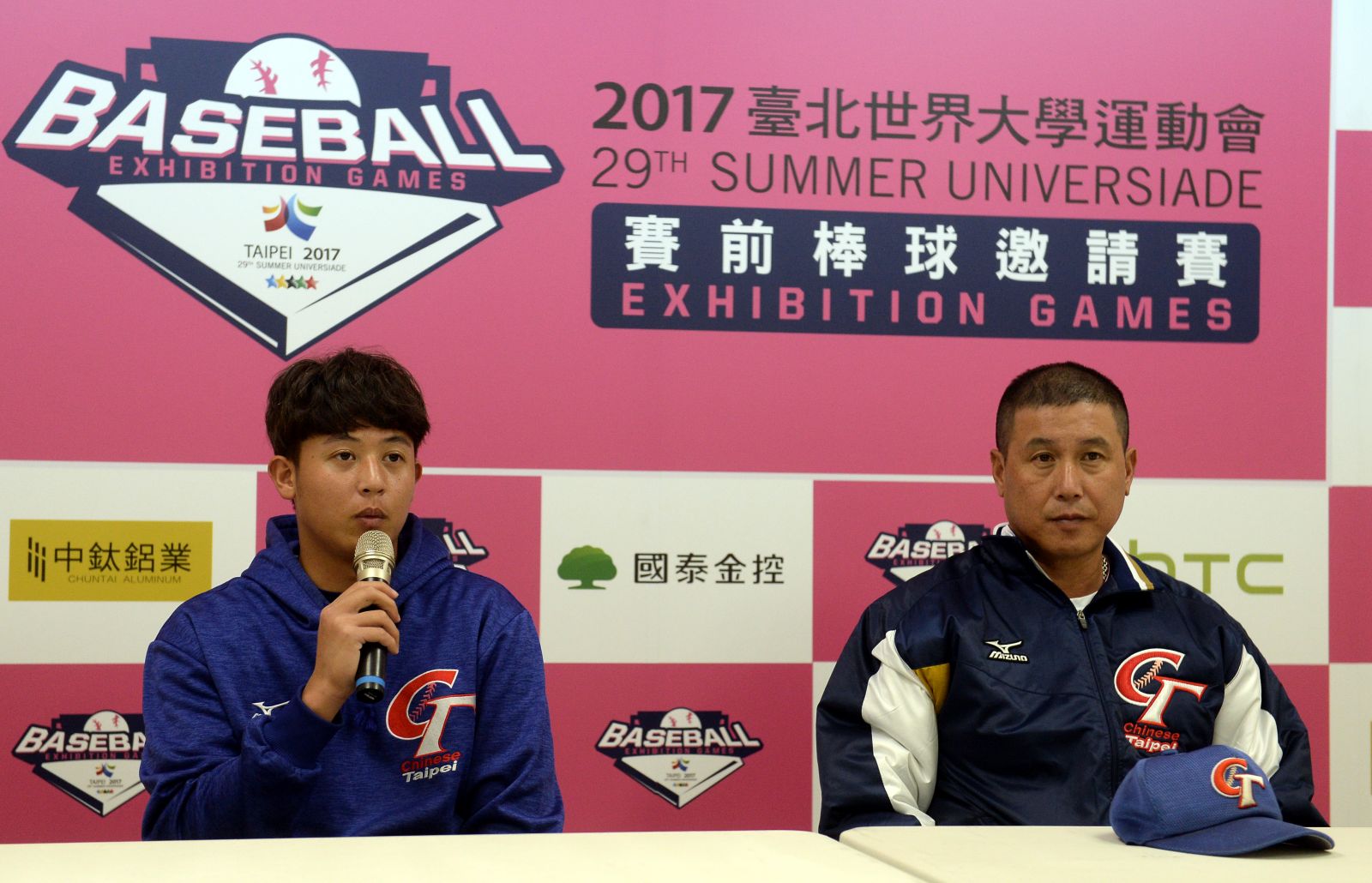 中華隊投手曾琦(左)與中華隊總教練郭李建夫(右)。