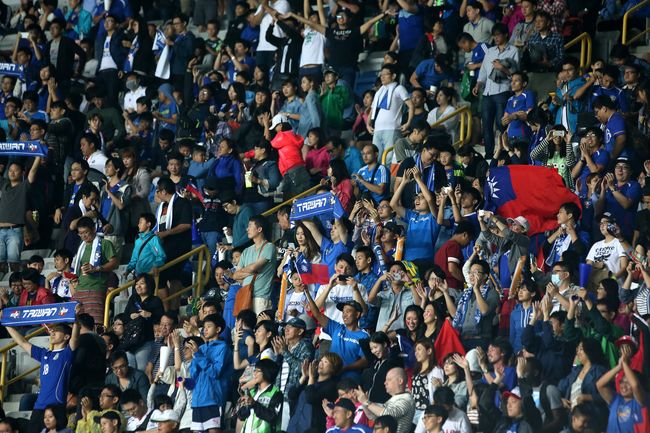 中華隊與澳門的友誼賽，吸引5228名球迷進場。（李天助／攝）