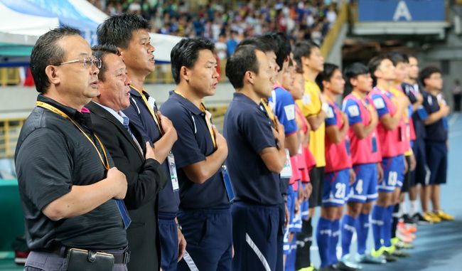中華隊總教練陳貴人(左二)不滿越南球迷鬧場。（李天助／攝）