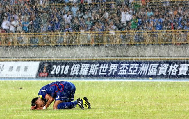 中華隊輸球，溫智豪跪在地上很不甘心地哭了！（李天助／攝）