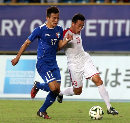 中華隊陳柏良(左)與爭搶北韓球員帶的球。（李天助／攝）