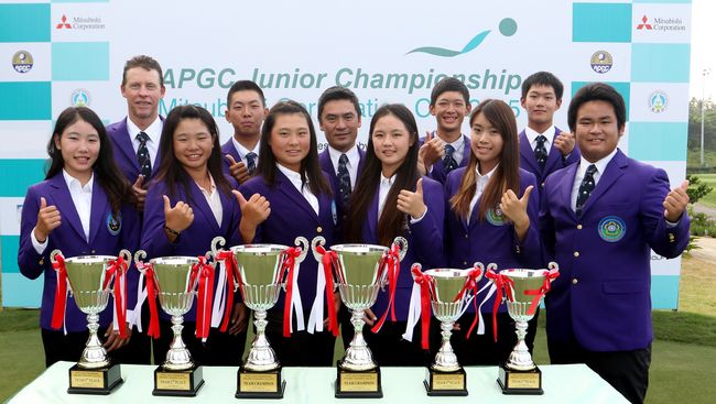 亞太青少年中華隊在獎盃前合照，期望能把冠軍留下來。（大會提供）