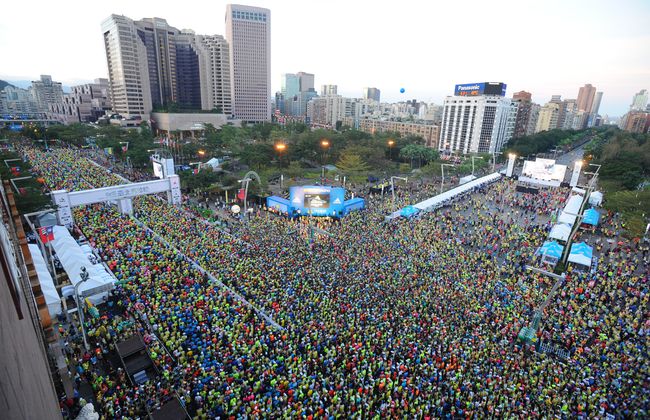 兩萬七千名跑者齊聚市府前廣場等待開跑，場面壯觀。（北市體育局提供）