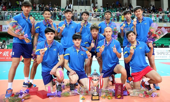 中華隊在自家主場拿下首座亞洲俱樂部男排賽冠軍獎盃。（李天助／攝）