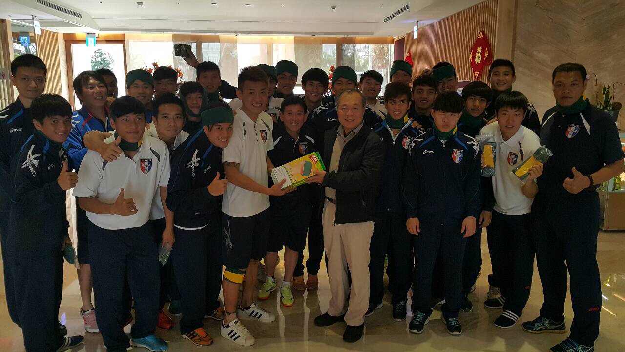 前足協理事長盧崑山贈送麗臺科技推出的舒壓帶給中華男足隊，期望能幫助球員在17日客場獲勝。