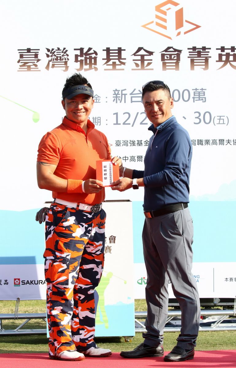 台中高爾夫球場總經理楊文遠(右)頒最低桿獎李卓全。
