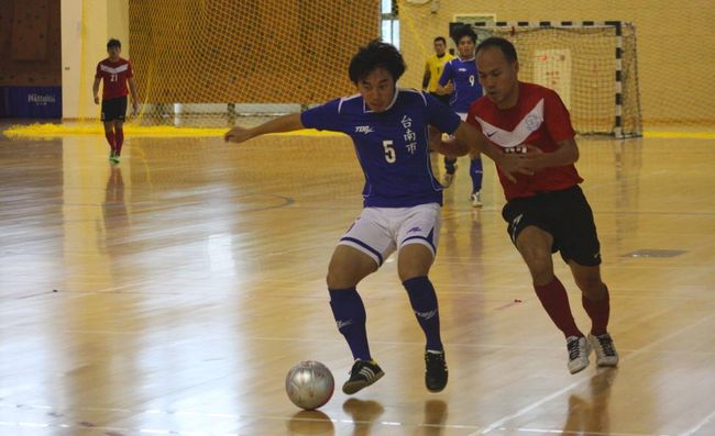 台南市陳松楠（圖左），開賽5分鐘即進球，為球隊立戰功。 （中華足協提供）