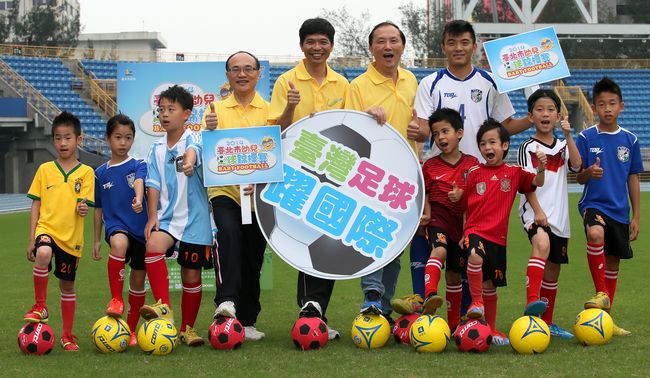 臺北市政府體育局長何金樑(左五)與貴賓和小朋友出席記者會。（李天助／攝）