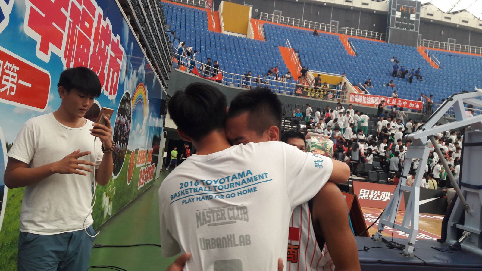 同德2ＯＴ贏晉級後蔣浩偉跟隨隊教練羅煜竣抱在一起，放聲大哭。