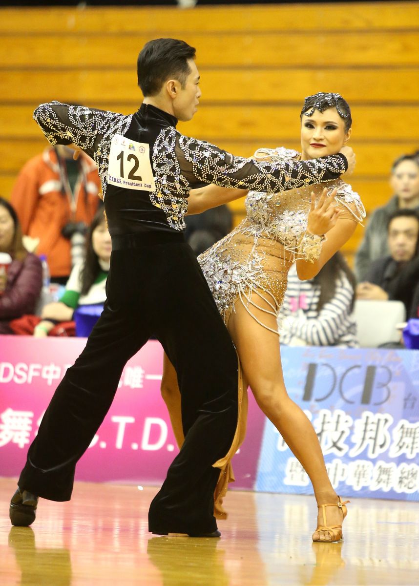 呂學政（左）楊喬惠在職業拉丁、標準舞共獲3金1銅佳績／大會提供