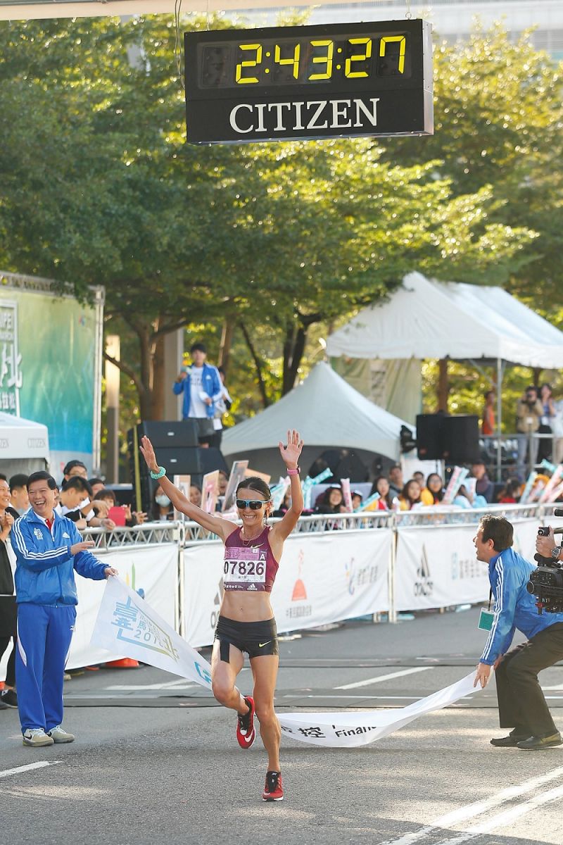 國內馬拉松女子組由謝千鶴以2小時43分25秒封后。(大漢集團提供)