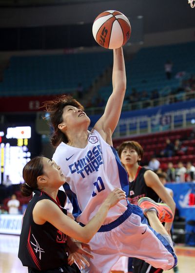 中華女籃隊蔡佩真(右)搶籃板。（李天助／攝）