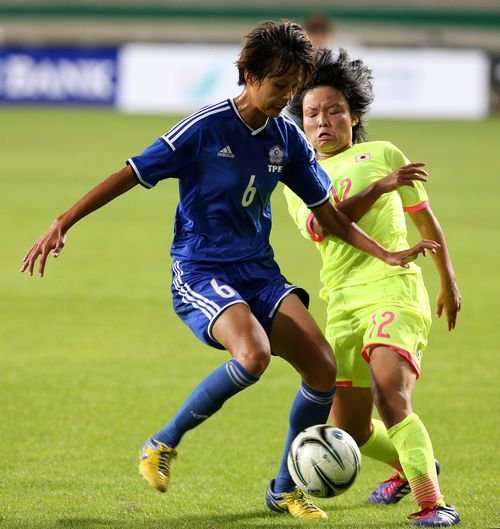 中華女足林雅涵(左)與日本隊球員爭球。（李天助／攝）