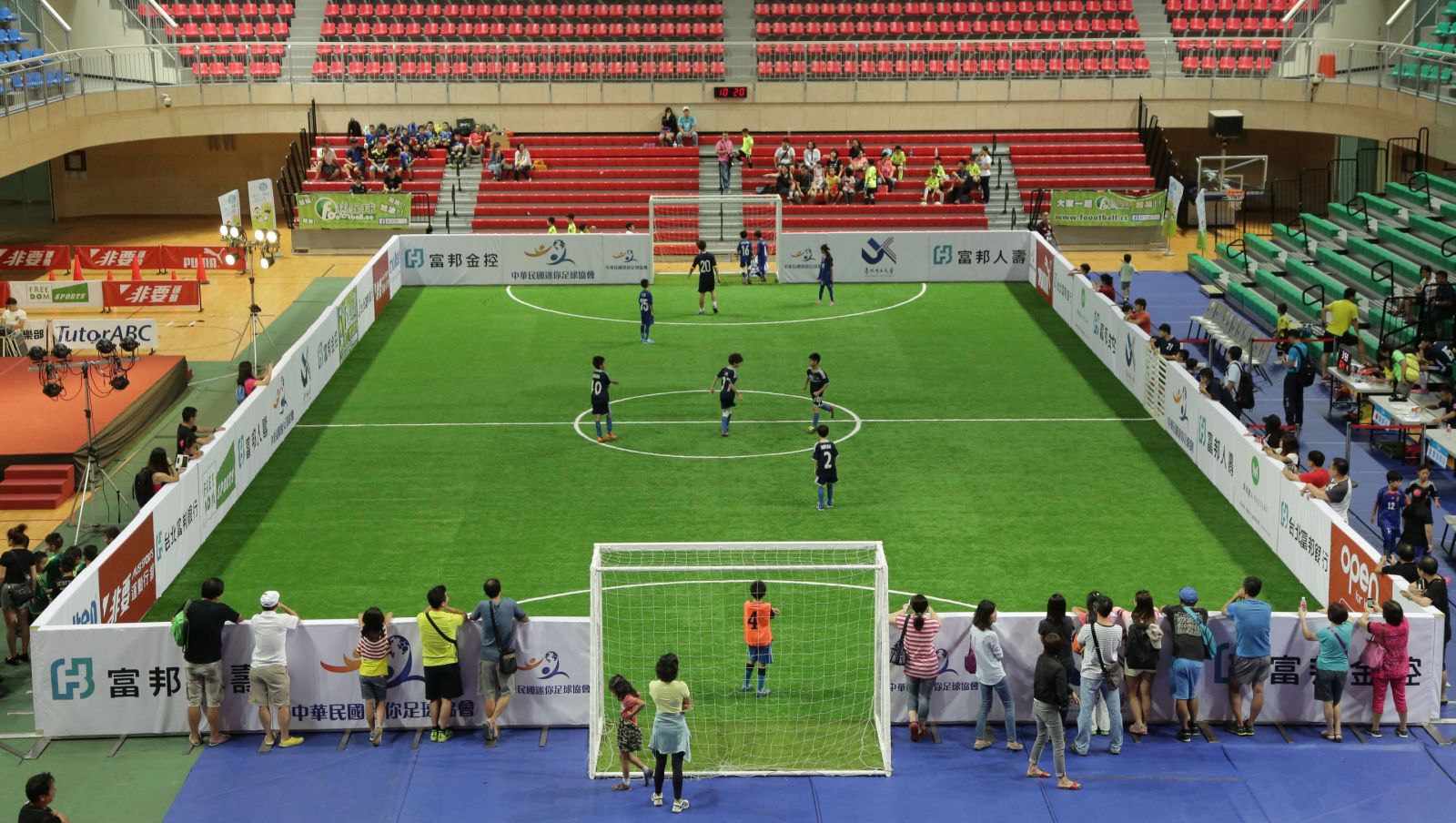 富邦盃城市迷你足球賽首度引進可移動人工球場，讓足球賽可以在室內舉行。