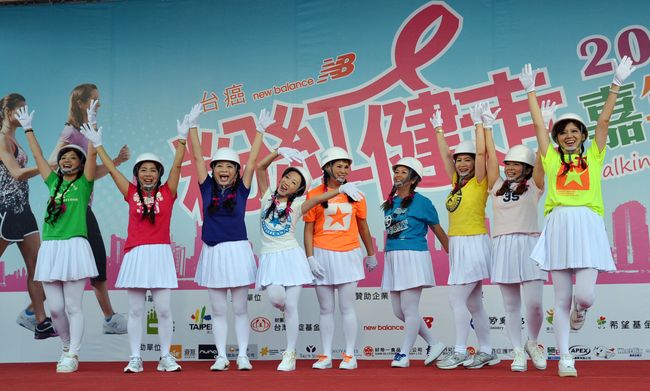 抗癌天使邱宣蓉(中間白衣)與多位抗癌勇者婦女朋友一同熱舞表演展現堅強自信。（大會提供）