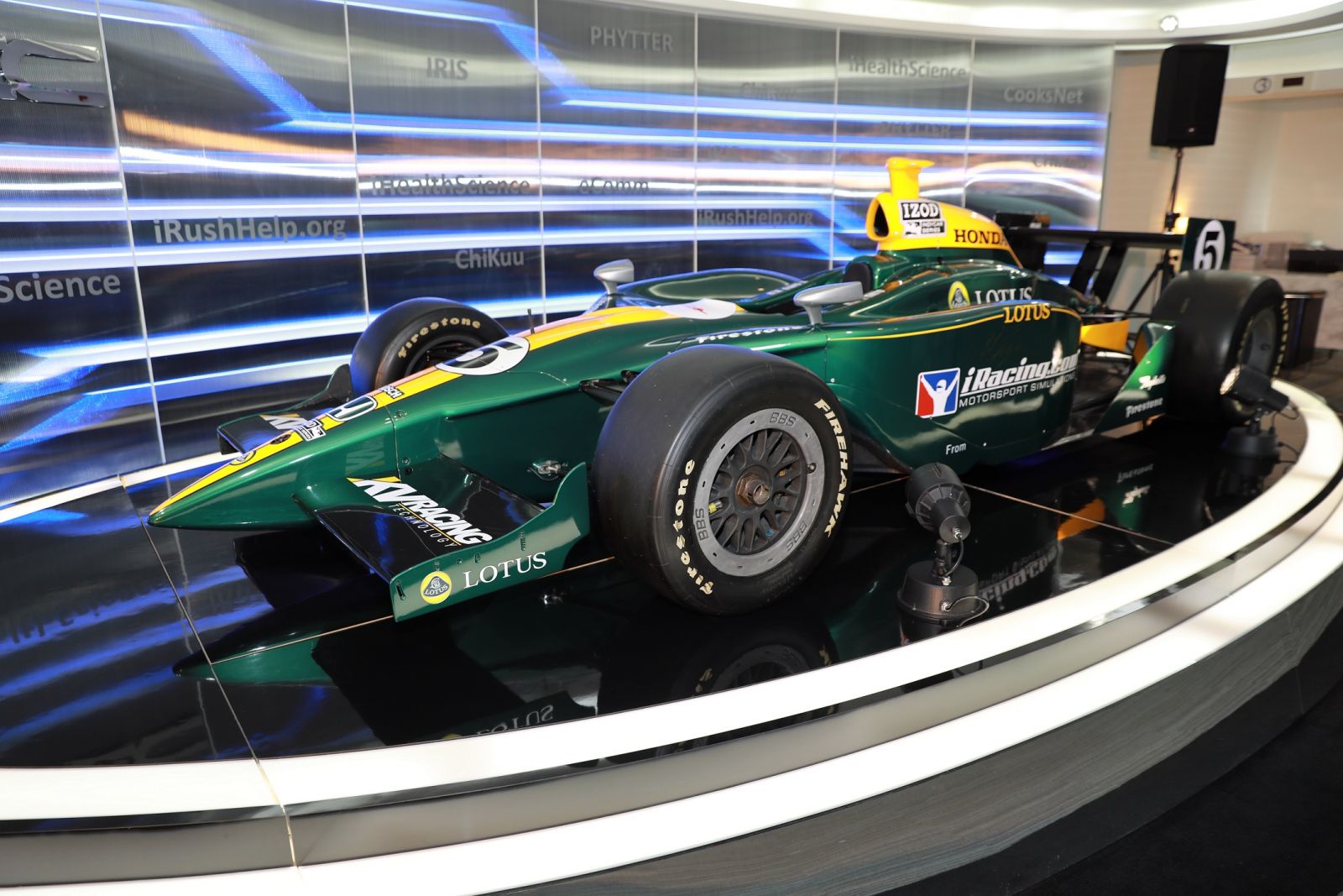 Lotus車隊IndyCar 5號車款，亞洲車神佐藤琢磨（Takuma Sato）在2010年Indianapolis比賽中所駕駛的賽車(無引擎)。