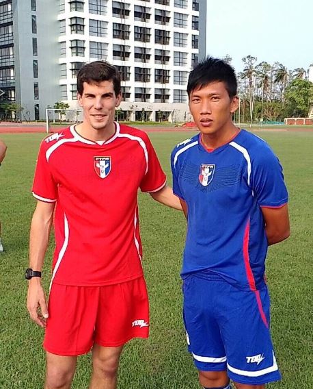 歐亞內德(左)來台協助台灣男足的體能訓練。中華民國足球協會提供