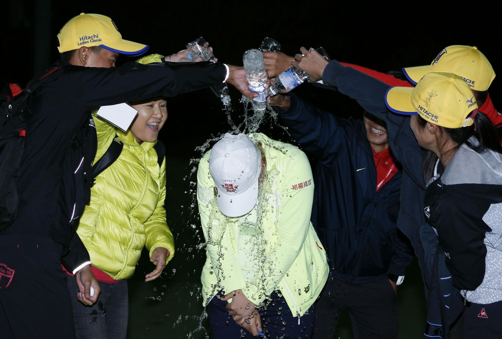 李旻(-11)獲勝後接受親友們灑水慶賀。