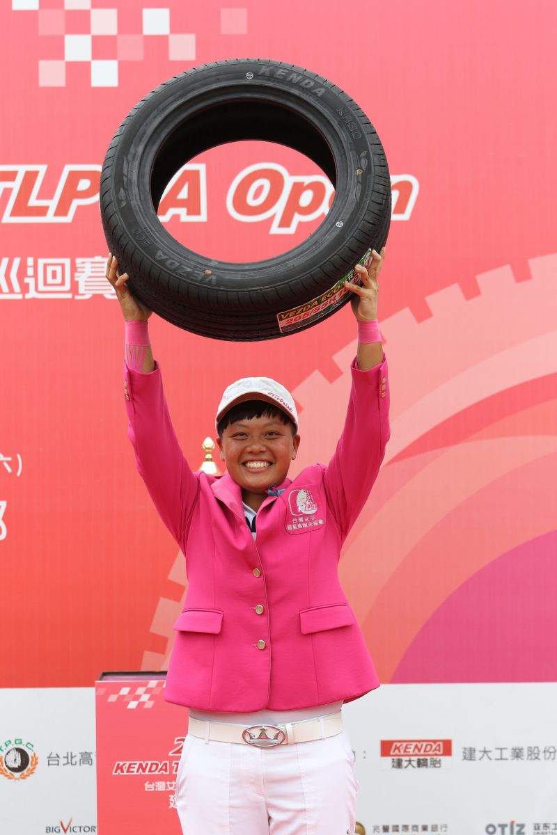 梁宜羚建大輪胎盃女子賽奪冠，高舉冠軍附獎建大輪胎。