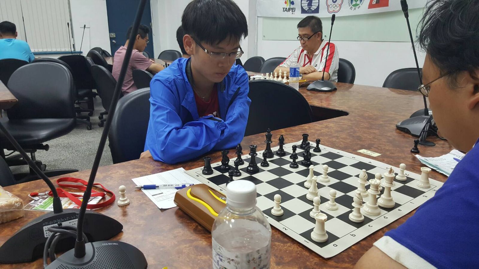 台灣選手楊晉瑋（左）首場旗開得勝／中華民國西洋棋協會提供