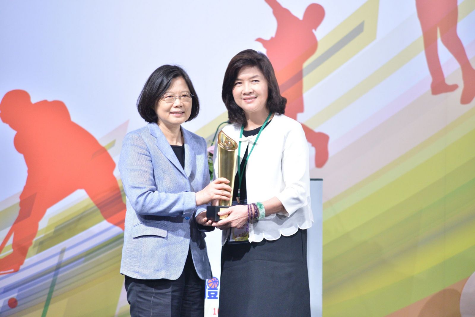 永信藥品副董事長李玲津女士(右)榮獲蔡英文總統(左)頒贈105年體育推手獎-推展類金質獎。