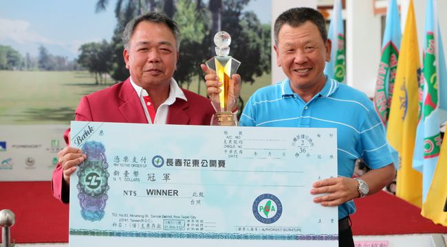汪德昌（右）贏得冠軍，頒獎人為TSPGA理事長沈忠賢。（大會提供）