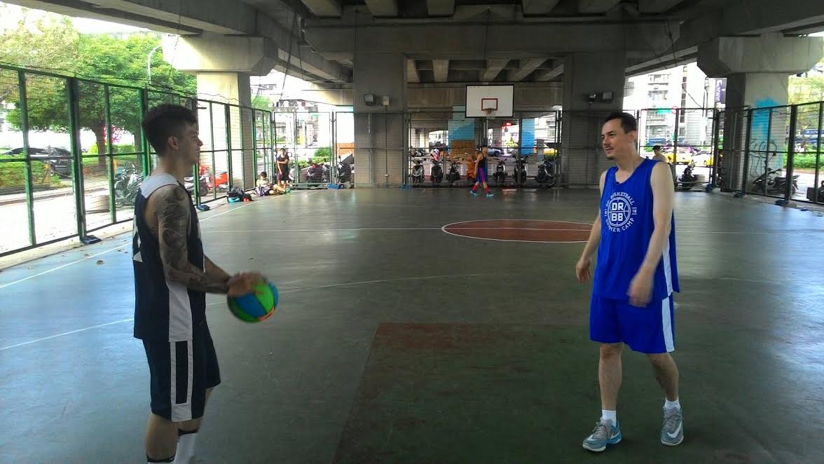 為舉辦三對三籃球賽，校長鄭志龍(右)與兒子鄭騏寬(左)到新生高架橋下球場了解場地。