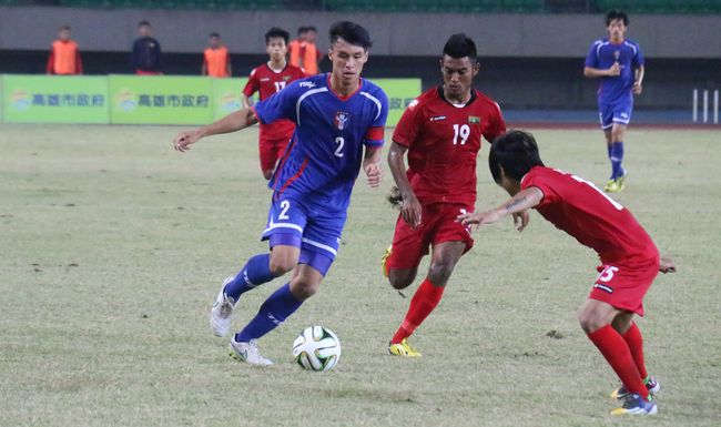 王睿（左）期望對泰國作好防守，也能進球。（資料照）