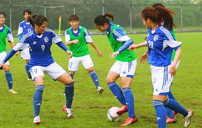 中華女足隊在雨中持續備戰。（中華足協提供）