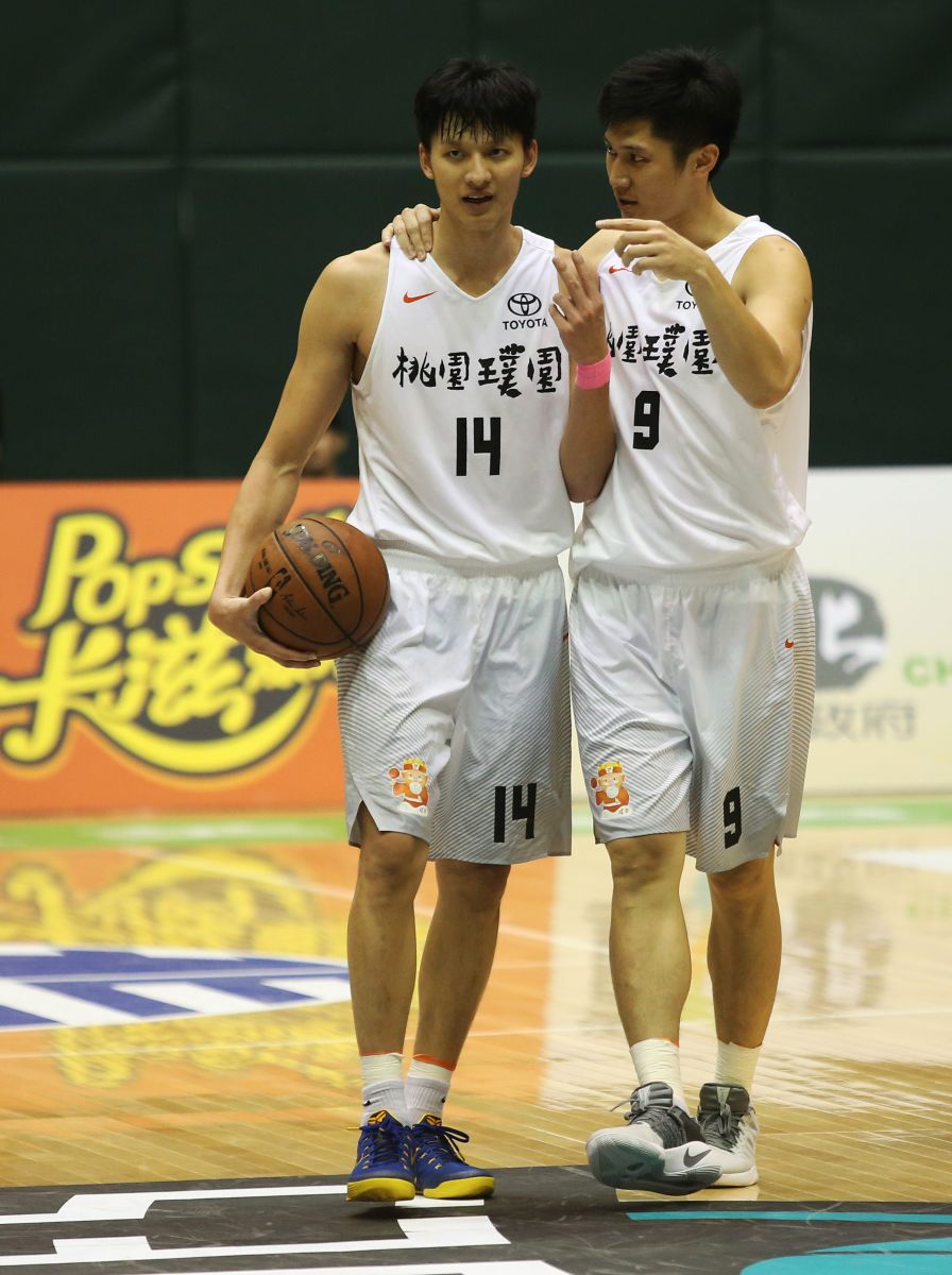 璞園李啟瑋(左)本季穿起前輩蔡文誠14號球衣。攝影/李天助