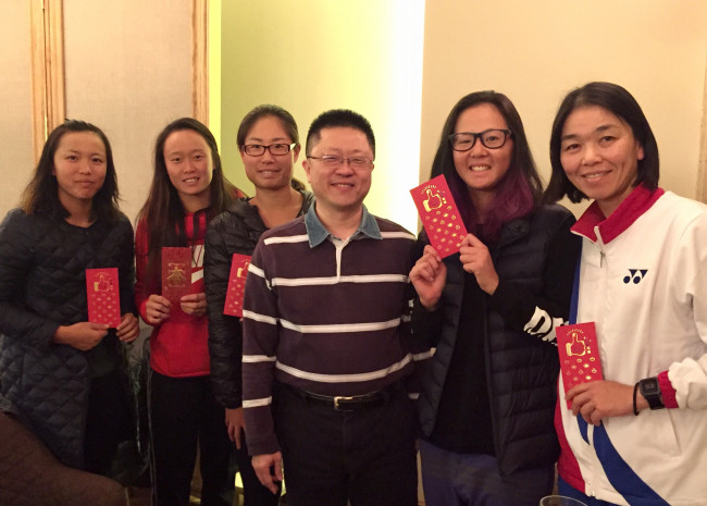 四維體育推廣基金會董事長楊蔚萌先生代表頒發參賽獎金。中華民國網球協會提供