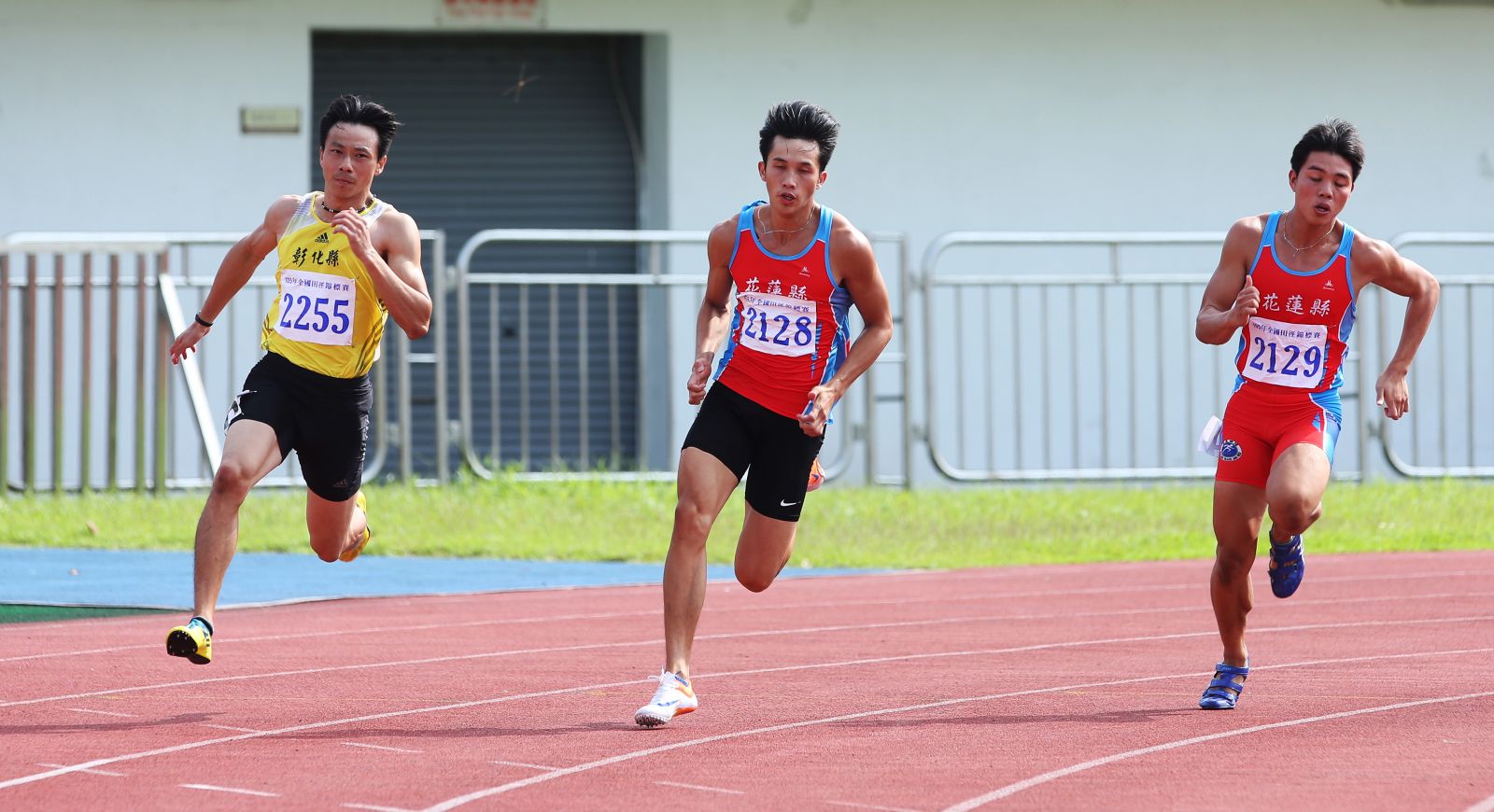 王文堂(左)復出後，全田賽200公尺跑出第二佳績。攝影/李天助
