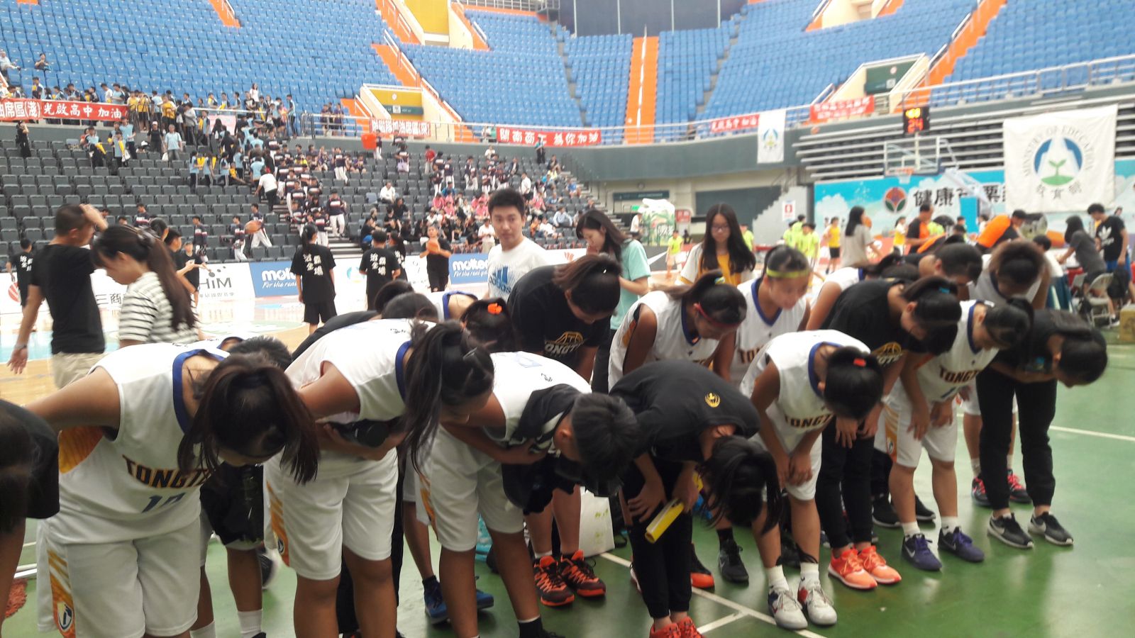 東泰女籃贏球晉級後，向現場支持者致謝。