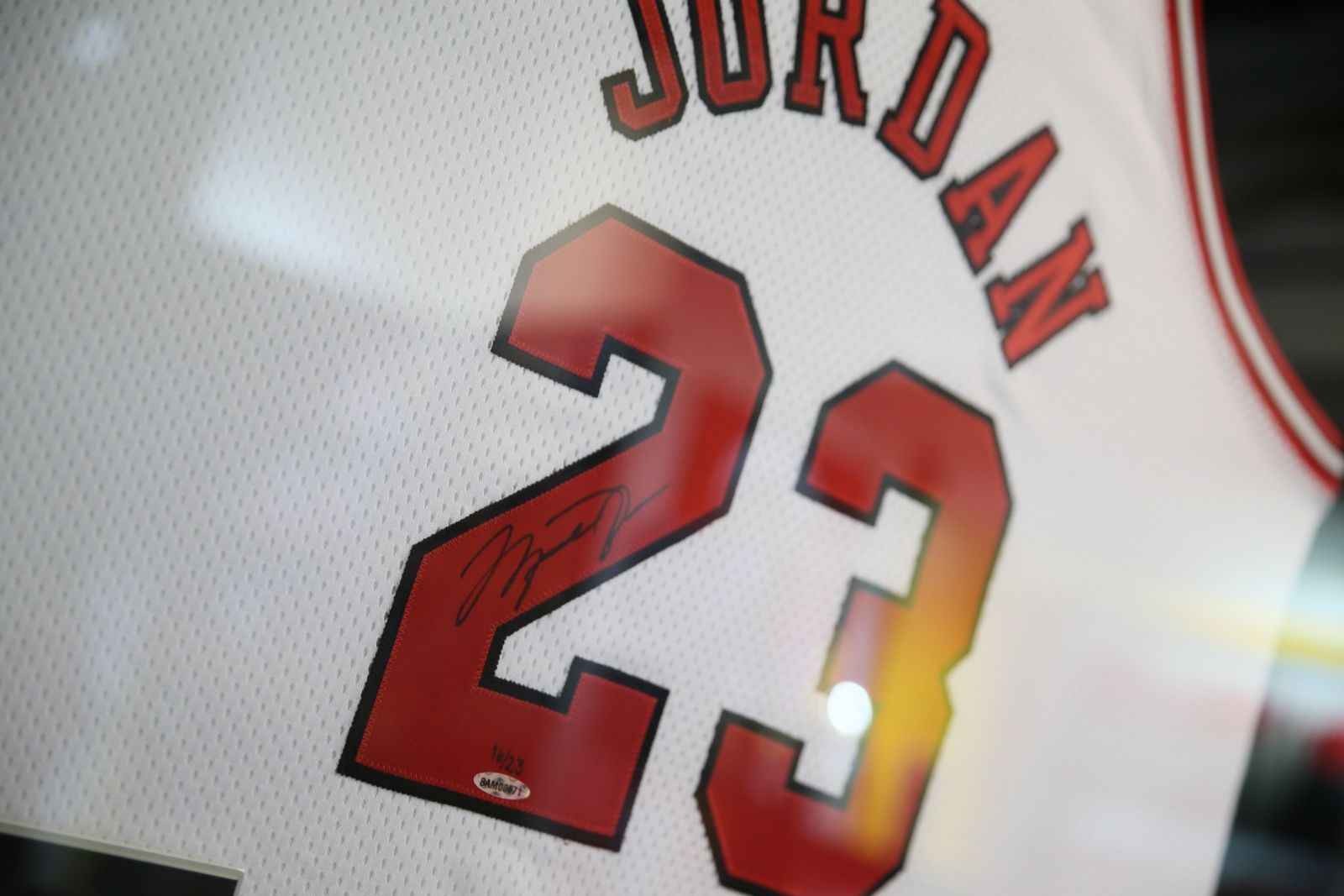 籃球大帝麥可喬丹名人堂紀念球衣，全球限量23件。