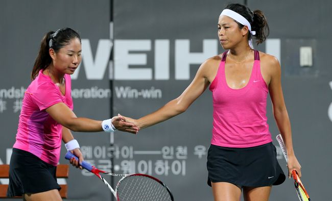網球女雙謝淑薇(右)與詹謹瑋獲得銀牌。（李天助／攝）