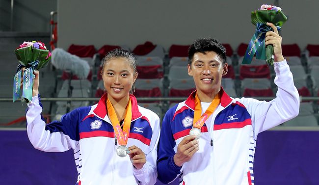 網球混雙詹皓晴(左)與彭賢尹獲得銀牌。（李天助／攝）
