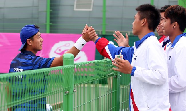 網球王宇佐(左)與隊友們握手。（李天助／攝）