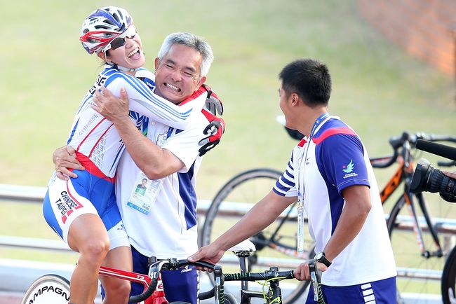 自由車金牌蕭美玉(左)獲得勝利歡喜貿教練擁抱。(李天助/攝)