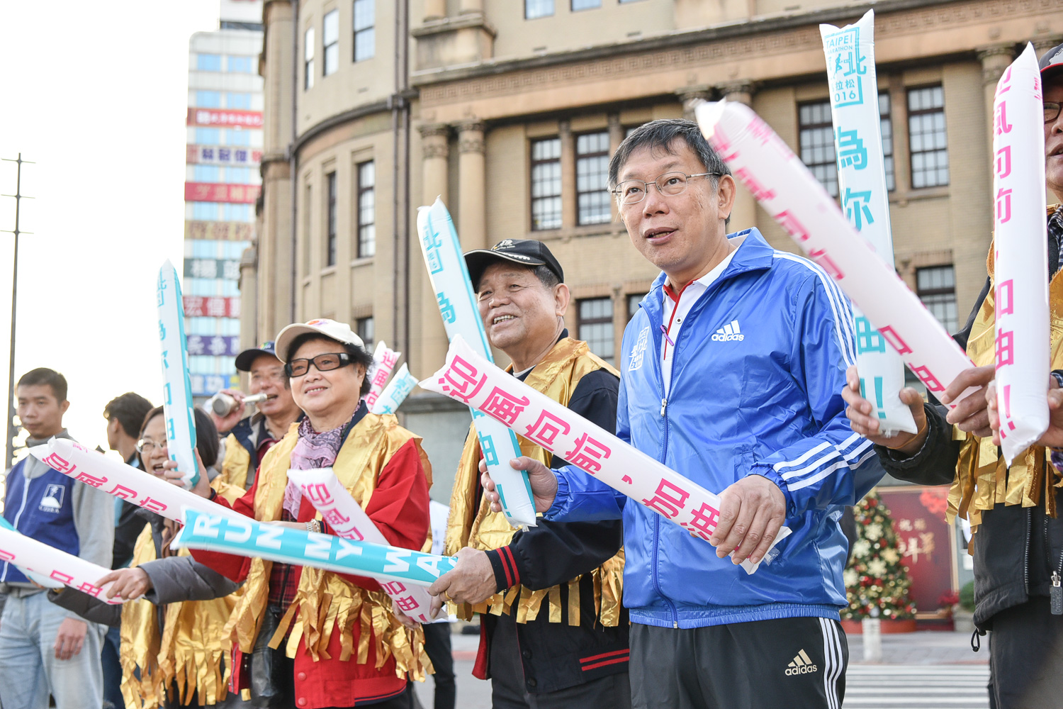 臺北市長柯文哲化身熱情啦啦隊，為現場2萬5千名跑者加油打氣。(大漢集團提供)
