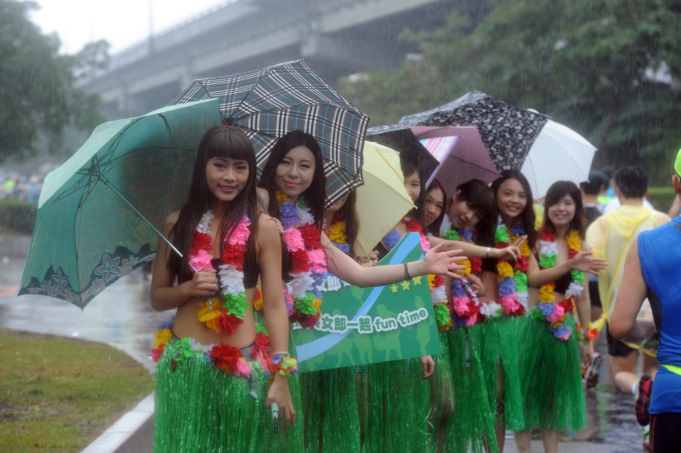天候差，臺北馬志工還是努力為跑友加油。(資料照，主辦單位提供)