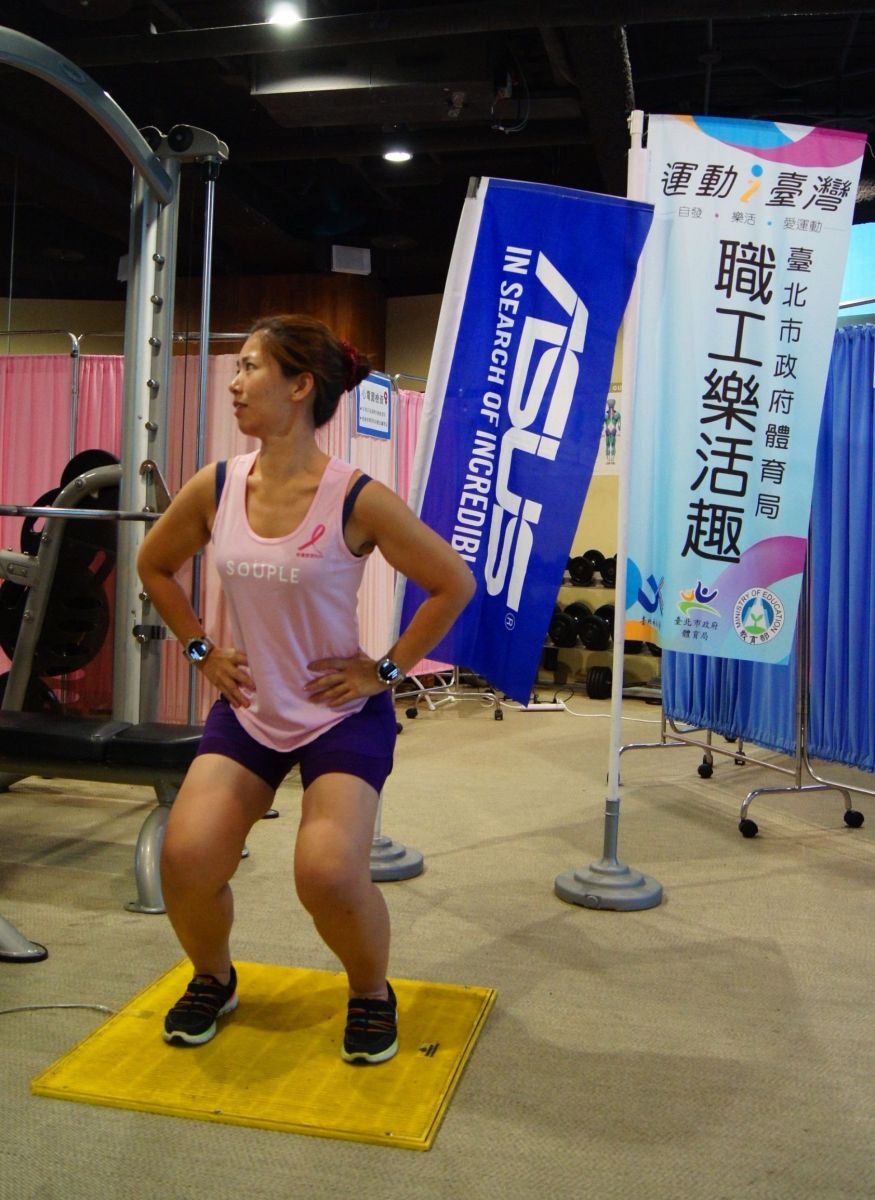華碩員工進行垂直跳躍檢測。圖/台北市體育局提供