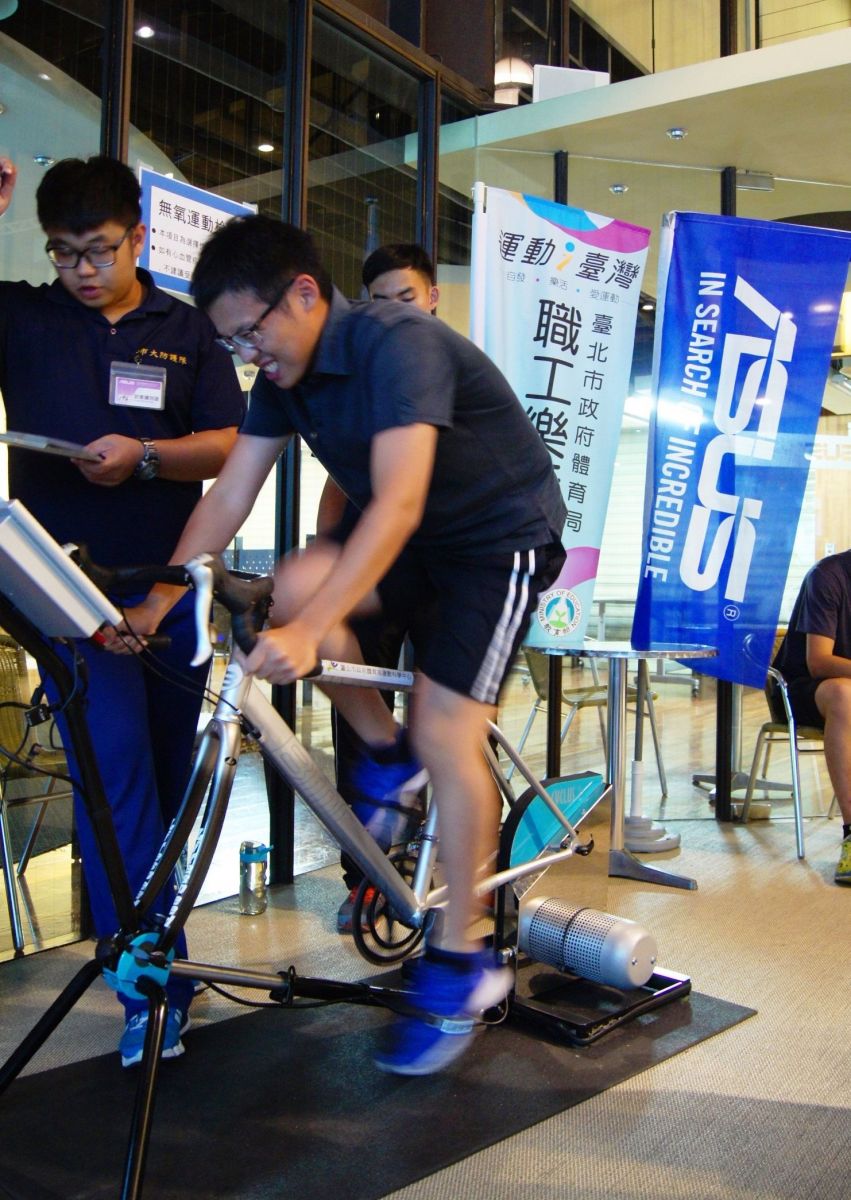 華碩員工進行無氧動力分析檢測。圖/台北市體育局提供