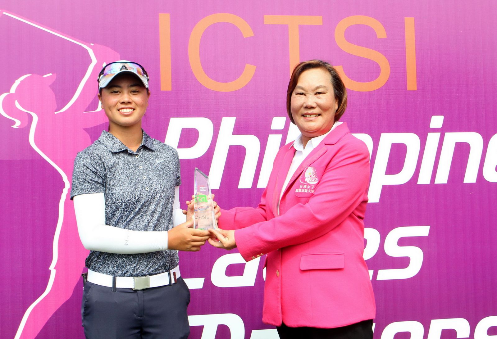 菲律賓莎索（左）奪得業餘組冠軍，TLPGA理事長劉依貞頒獎。