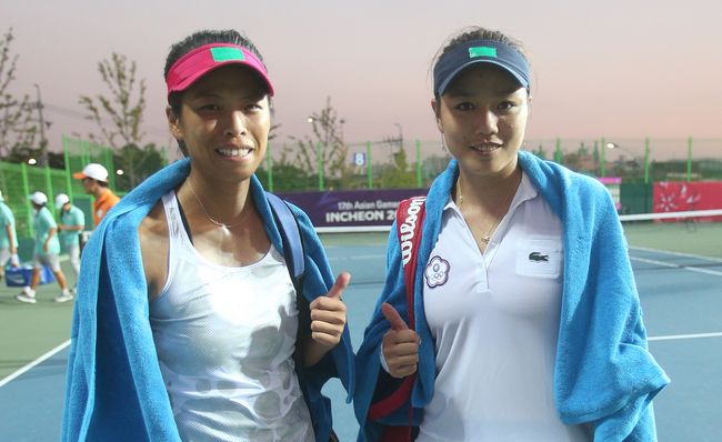 謝淑薇(左)詹詠然聯手助中華女網隊進團體賽4強。（李天助／攝）