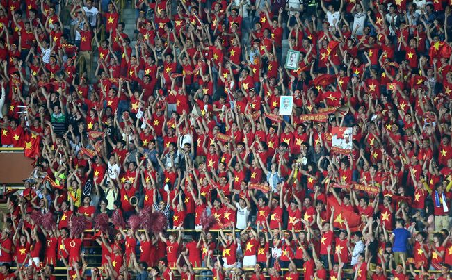 越南隊球迷因為進球而瘋狂慶祝。（李天助／攝）